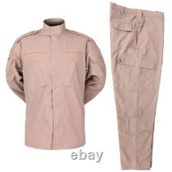Chemise et pantalon d'uniforme de combat militaire en camouflage tactique de la jungle forestière.