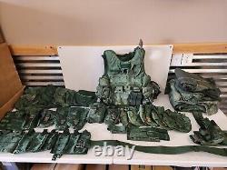 Lot de surplus militaire avec gilet tactique, pochettes MOLLE, uniformes, ceinture, étui