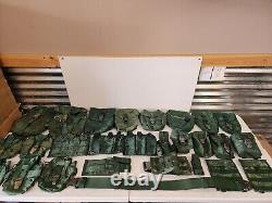 Lot de surplus militaire avec gilet tactique, pochettes MOLLE, uniformes, ceinture, étui