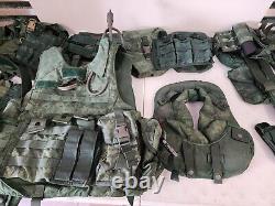 Lot de surplus militaire avec gilet tactique, pochettes MOLLE, uniformes, ceinture, étui