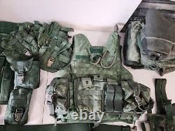 Lot de surplus militaire avec gilet tactique, pochettes MOLLE, uniformes, ceinture, étui