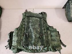 Lot de surplus militaire avec gilet tactique, pochettes MOLLE, uniformes, ceinture, étui