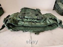 Lot de surplus militaire avec gilet tactique, pochettes MOLLE, uniformes, ceinture, étui