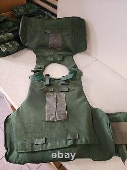 Lot de surplus militaire avec gilet tactique, pochettes MOLLE, uniformes, ceinture, étui