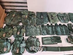 Lot de surplus militaire avec gilet tactique, pochettes MOLLE, uniformes, ceinture, étui