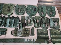 Lot de surplus militaire avec gilet tactique, pochettes MOLLE, uniformes, ceinture, étui