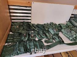 Lot de surplus militaire avec gilet tactique, pochettes MOLLE, uniformes, ceinture, étui