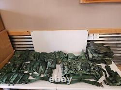 Lot de surplus militaire avec gilet tactique, pochettes MOLLE, uniformes, ceinture, étui