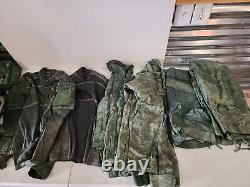 Lot de surplus militaire avec gilet tactique, pochettes MOLLE, uniformes, ceinture, étui