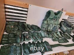 Lot de surplus militaire avec gilet tactique, pochettes MOLLE, uniformes, ceinture, étui