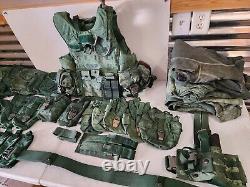 Lot de surplus militaire avec gilet tactique, pochettes MOLLE, uniformes, ceinture, étui