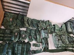 Lot de surplus militaire avec gilet tactique, pochettes MOLLE, uniformes, ceinture, étui