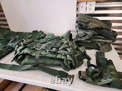 Lot de surplus militaire avec gilet tactique, pochettes MOLLE, uniformes, ceinture, étui