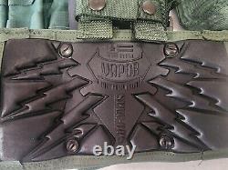 Lot de surplus militaire avec gilet tactique, pochettes MOLLE, uniformes, ceinture, étui