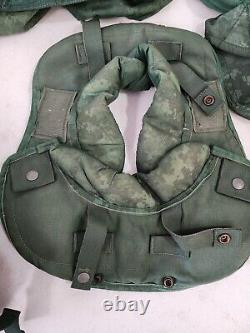 Lot de surplus militaire avec gilet tactique, pochettes MOLLE, uniformes, ceinture, étui