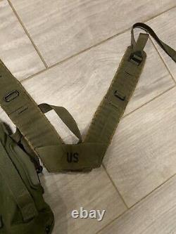 Sac à dos militaire vintage de petite taille avec ceinture de combat en excellent état