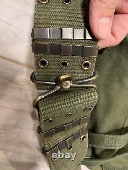 Sac à dos militaire vintage de petite taille avec ceinture de combat en excellent état